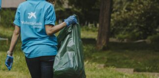 Una voluntaria de Caixabank, en imagen aportada por la entidad.