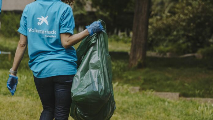 Una voluntaria de Caixabank, en imagen aportada por la entidad.