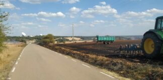 Susto en Yebes por el incendio de una rastrojera El trabajo de estos tractores ha sido importante para atajar el fuego sobre los rastrojos en Yebes el 28 de julio de 2021.