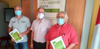 Firma de contratos en ADAC, con asociaciones de la comarca.