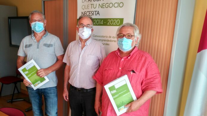 Firma de contratos en ADAC, con asociaciones de la comarca.