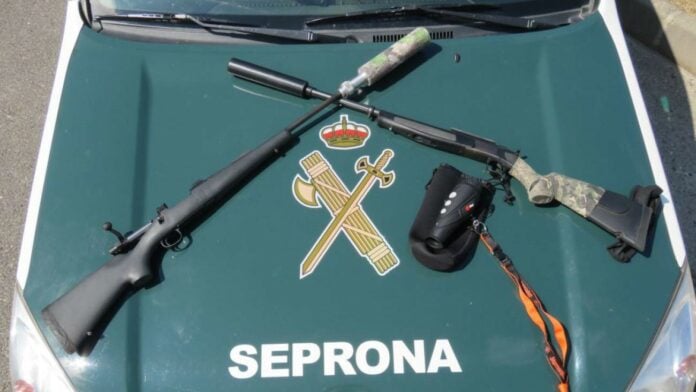 Rifles con silenciador intervenidos en la operación contra la caza furtiva en Babia. (Foto: Guardia Civil)