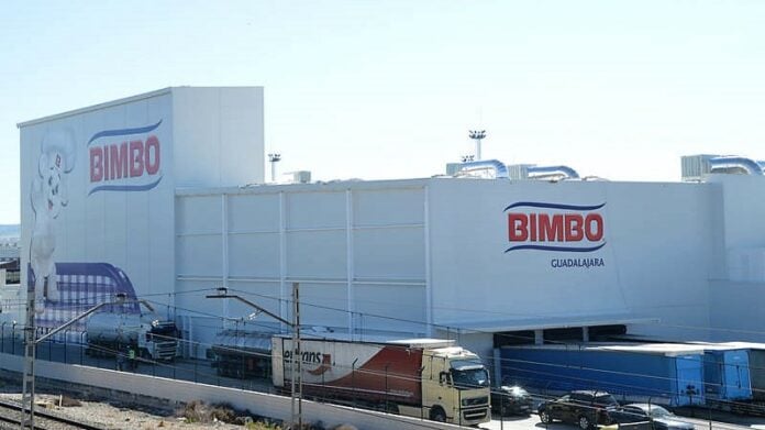 Planta de Bimbo en Azuqueca, con el característico osito sonriente en la fachada. (Foto: Díaz-Villamil)