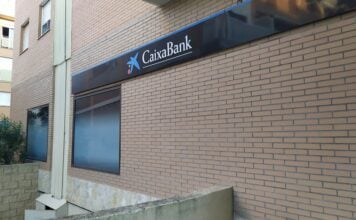 CaixaBank dice querer ayudar a los afectados por el incendio de la Sierra Norte Oficina de Caixabank en Cabanillas del Campo, en agosto de 2021. (Foto: La Crónic@)