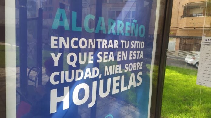 Publicidad de una empresa, en una campaña realizada en las marquesinas de autobús de Guadalajara, que parecía querer dar la razón a lo dicho ahora por Nacho Hernando. (Foto: La Crónic@)