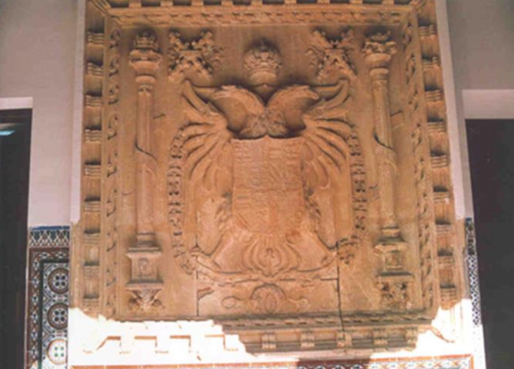 Escudo de Carlos V, que formaba parte de la Puerta del Mercado de la muralla de Guadalajara y que se puede ver en el patio del Liceo Caracense.