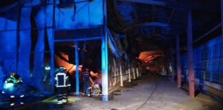 Los bomberos, en plena extinción del incendio en la granja avícola de Yebra. (Foto: 112CLM)