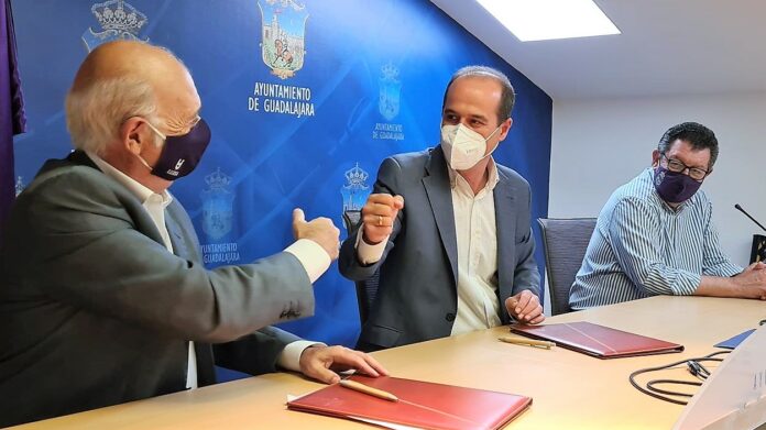 Firma del convenio entre Guadabasket y el Ayuntamiento de Guadalajara.