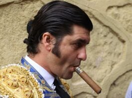 Puro habano en el patio de cuadrillas y puro toreo en el ruedo: así es Morante, un torero para la historia que aún es posible contemplar en los ruedos españoles.