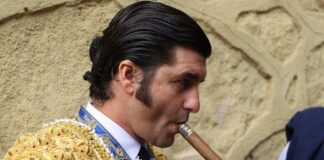 Puro habano en el patio de cuadrillas y puro toreo en el ruedo: así es Morante, un torero para la historia que aún es posible contemplar en los ruedos españoles.