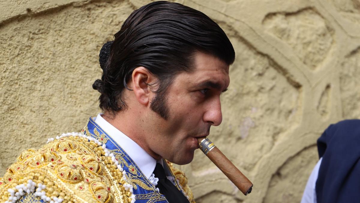 Puro habano en el patio de cuadrillas y puro toreo en el ruedo: así es Morante, un torero para la historia que aún es posible contemplar en los ruedos españoles.