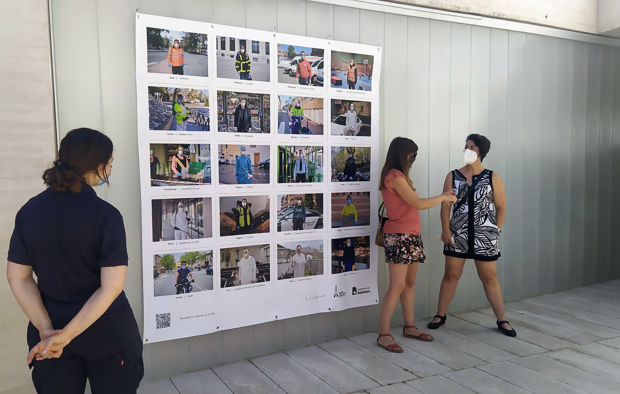 Las imágenes se pueden ver en el patio central. Ases del coronavirus. Exposición en el Museo Sobrino de Guadalajara. Fotografías de Nacho Izquierdo. (Foto: La Crónic@) 