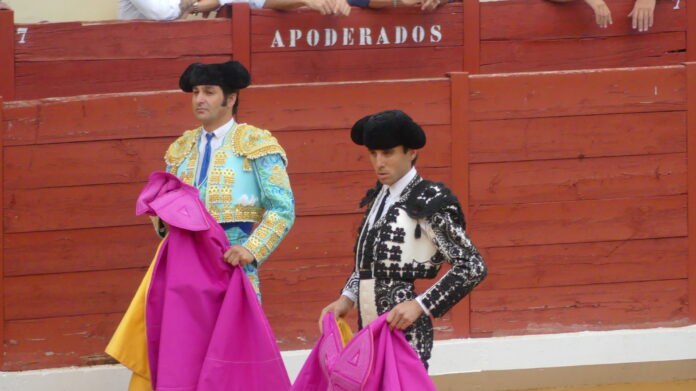 Morante y Juan Ortega, juntos sobre el ruedo de Alcalá de Henares. (Foto: La Crónic@)