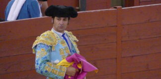 La montera de Morante no desmerece de las más añejas del Cossío. ¡Y algunos se preocupaban porque cayó boca arriba tras el brindis! (Foto: La Crónic@)