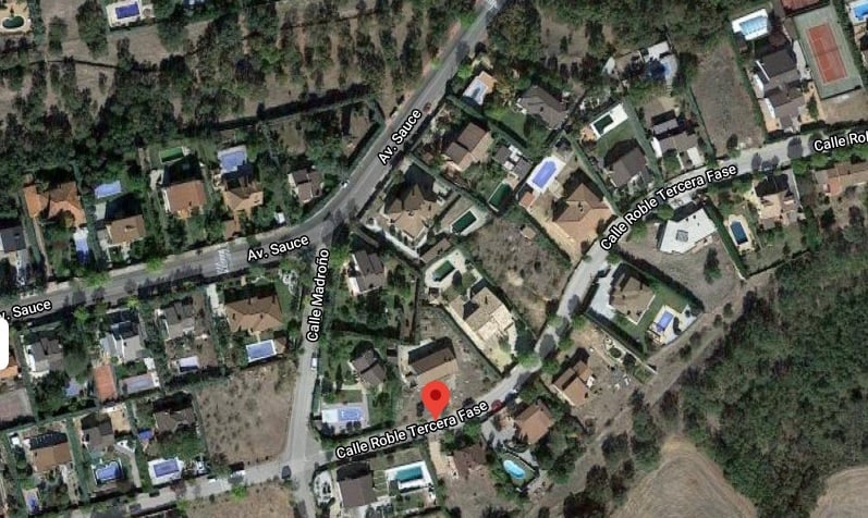 Vista aérea, parcial, de la urbanización Caraquiz, con sus numerosas piscinas particulares. (Foto: Google Maps)