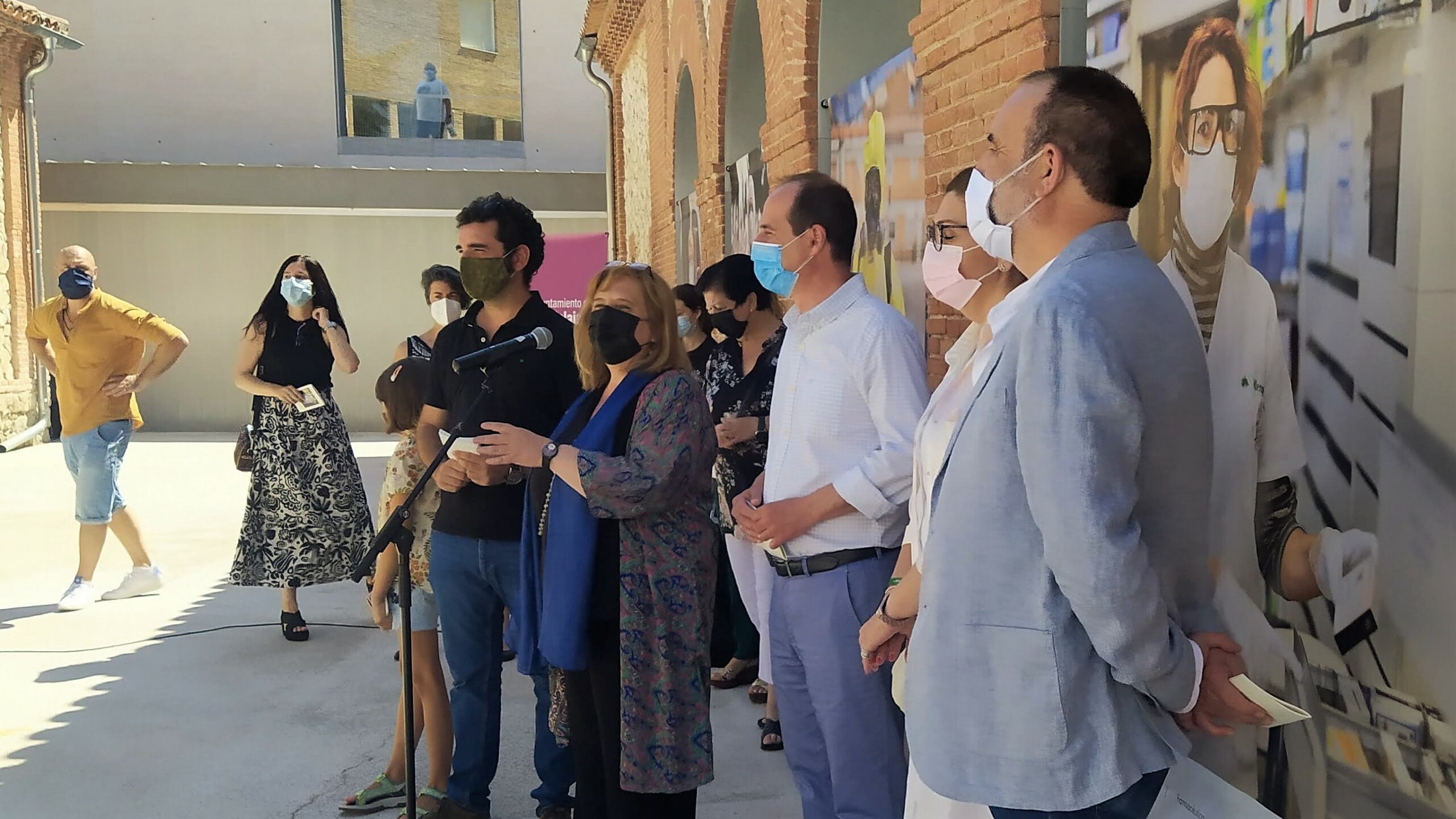 La concejala Riansares junto al autor, Nacho Izquierda, y el alcalde de Guadalajara, Alberto Rojo. (Foto: La Crónic@)