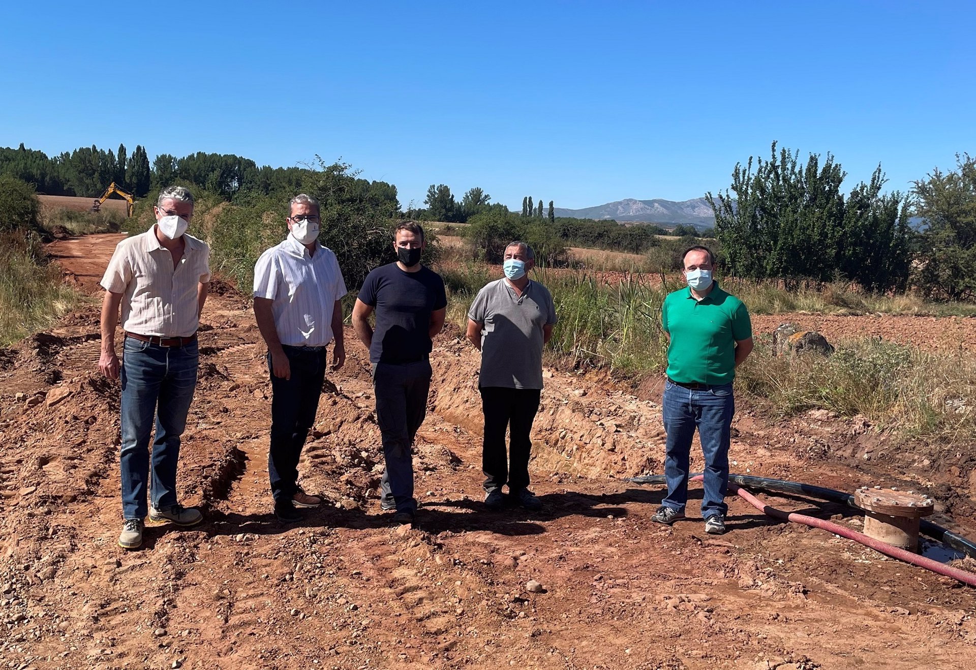 Las autoridades se han fotografiado ante las obras para la captación de agua en Romanillos.