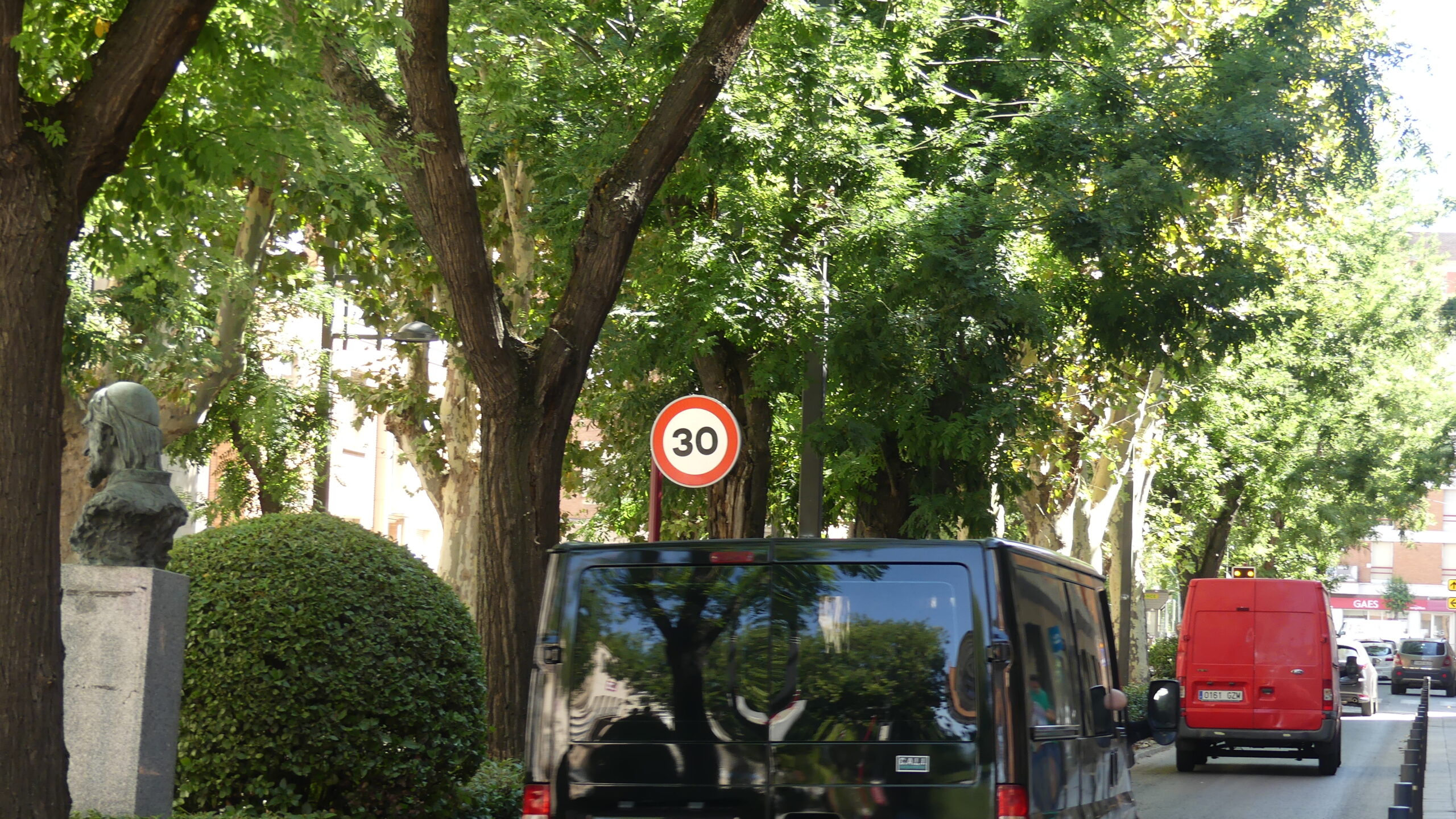 Hace tiempo que la velocidad en el Paseo de las Cruces está limitada a 30 por hora. (Foto: La Crónic@)