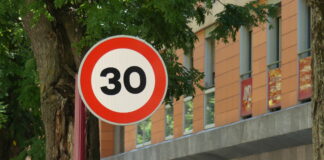 Anuncian controles de velocidad más severos en Guadalajara Señal que limita a 30 por hora la circulación en el Paseo de las Cruces, en Guadalajara. (Foto: La Crónic@)