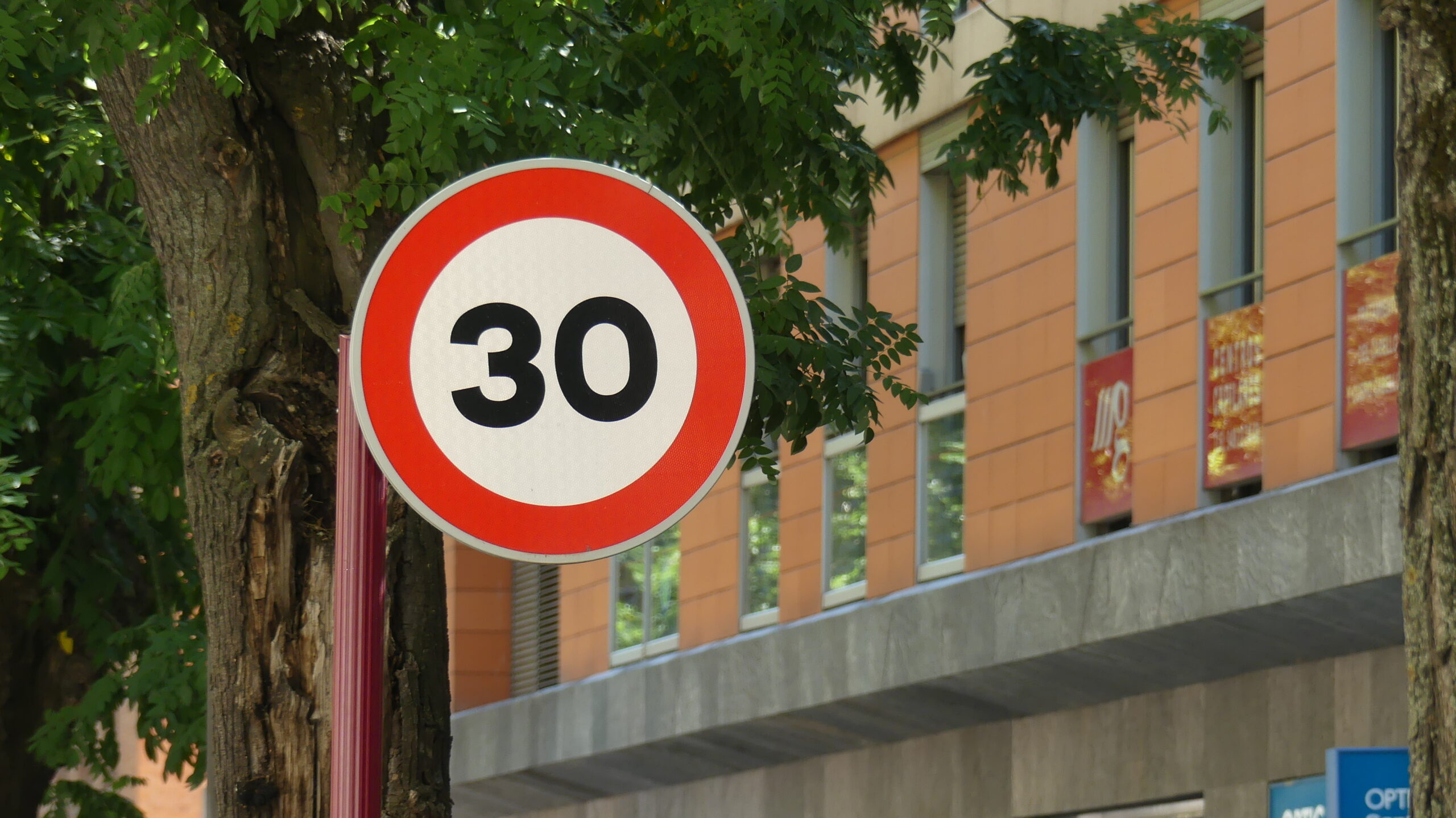 Señal que limita a 30 kilómetros por hora la velocidad en una calle de Guadalajara. (Foto: 