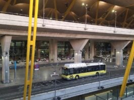 Exterior de la terminal T4 en Barajas, durante la ola de calor de agosto de 2021. (Foto: La Crónic@)