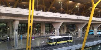 Exterior de la terminal T4 en Barajas, durante la ola de calor de agosto de 2021. (Foto: La Crónic@)