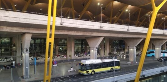 Exterior de la terminal T4 en Barajas, durante la ola de calor de agosto de 2021. (Foto: La Crónic@)