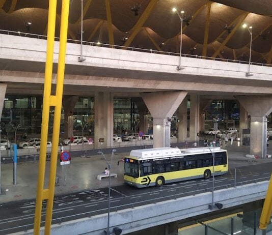 Exterior de la terminal T4 en Barajas, durante la ola de calor de agosto de 2021. (Foto: La Crónic@)
