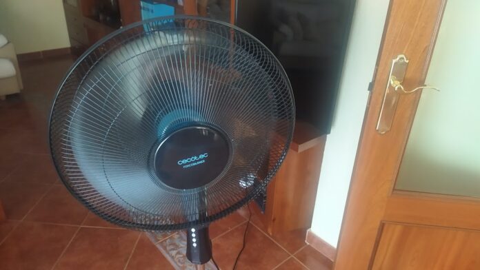 Los ventiladores domésticos ayudan estos días a evitar la asfixia absoluta. (Foto: La Crónic@)