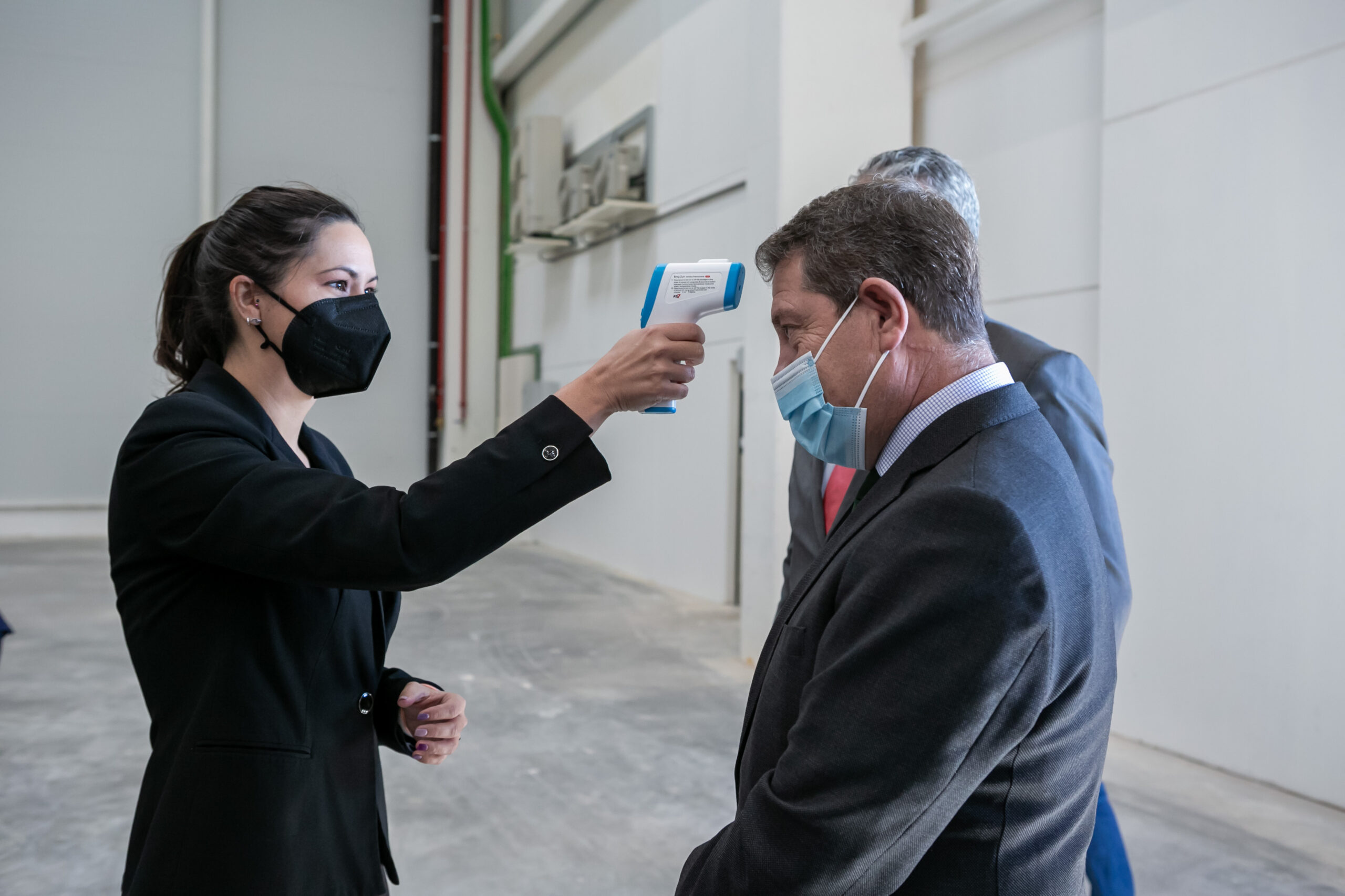 El presidente de Castilla-La Mancha, Emiliano García-Page, pasa un control de temperatura en la reciente inauguración de un centro logístico en Torija.