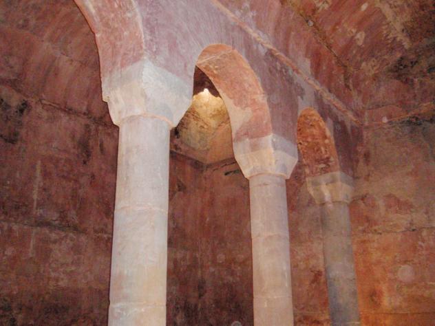 Interior del aljibe medieval de Valfermoso del Tajuña. (Foto: Javi)