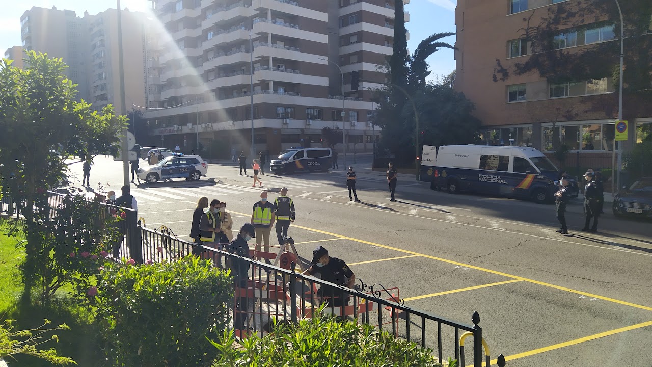 La Avenida de Castilla se ha cortado al tráfico, con un dispositivo de seguridad que ha inspeccionado hasta las alcantarillas, como se aprecia en la imagen. (Foto: La Crónic@)