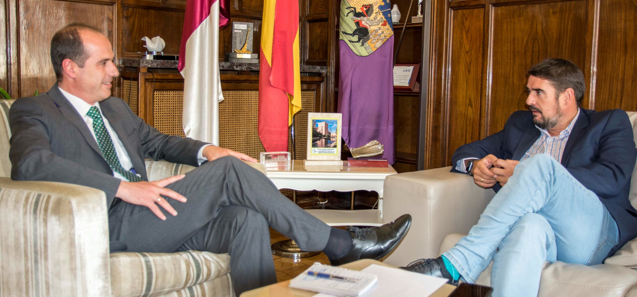 Alberto Rojo y Rafael Esteban en una reunión, celebrada en 2019 poco después de las elecciones municipales, en el despacho de la Alcaldía de Guadalajara.