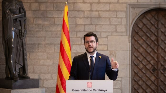 El presidente catalán se ha cuidado muy mucho de comparecer sin la bandera de españa que sí ha acompañado a Pedro Sánchez minutos antes.