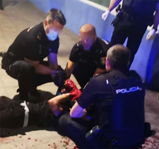 Primeros auxilios de la Policía al herido en Ciudad Real.