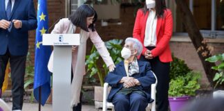 La ministra Darias, afectuosa con Araceli este lunes en la residencia Los Olmos, de Guadalajara. (Foto: EP)