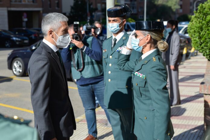 La teniente coronel Moreno recibe al ministro Grande-Marlaska en el exterior de la Comandancia de Guadalajara, en los minutos previos a su toma de posesión. (Foto: Rafa Martín - EP)