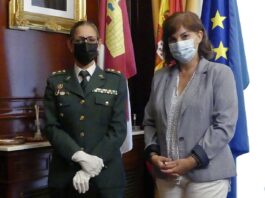 Fotografía facilitada del primer encuentro entre Cristina Moreno y Mercedes Gómez, en razón de sus respectivos cargos.