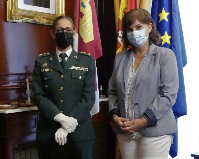 Fotografía facilitada del primer encuentro entre Cristina Moreno y Mercedes Gómez, en razón de sus respectivos cargos.