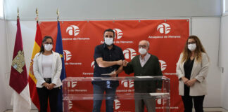 El Ayuntamiento de Azuqueca mantiene su apoyo económico a una cofradía católica El alcalde de Azuqueca con el presidente de la hermandad, tras la firma del convenio.