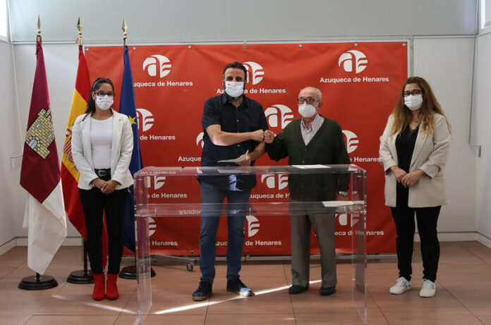 El alcalde de Azuqueca con el presidente de la hermandad, tras la firma del convenio.