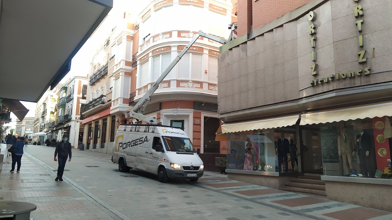 Vehículo de Porgesa tendiendo cable en la Calle Mayor de Guadalajara para la iluminación navideña de Guadalajara en 2021, a mediados de septiembre. (Foto: La Crónic@)