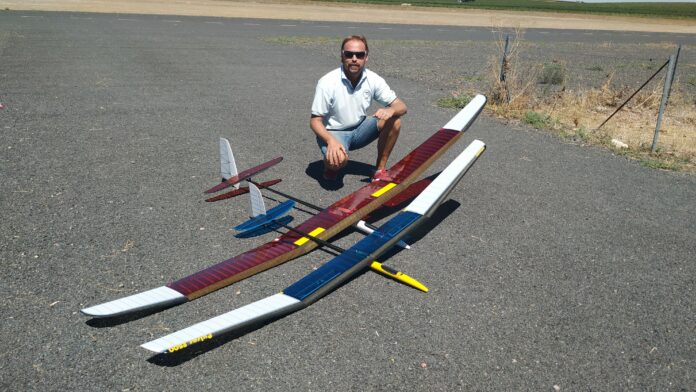 Javier Mayor, con sus planeadores.