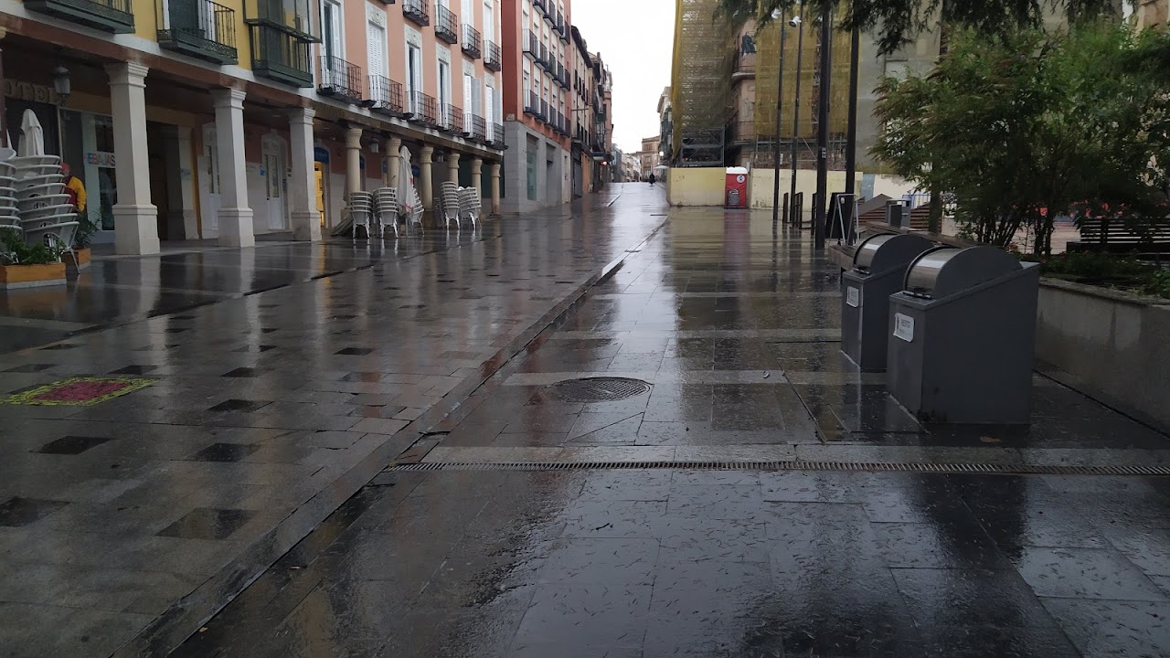 Calle Mayor de Guadalajara, bajo la lluvia. (Foto: La Crónic@)