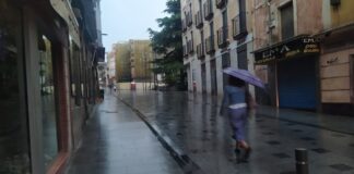 amanecer con paraguas el 1 de septiembre de 2021 en Guadalajara. (Foto: La Crónic@)
