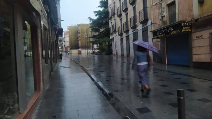 amanecer con paraguas el 1 de septiembre de 2021 en Guadalajara. (Foto: La Crónic@)