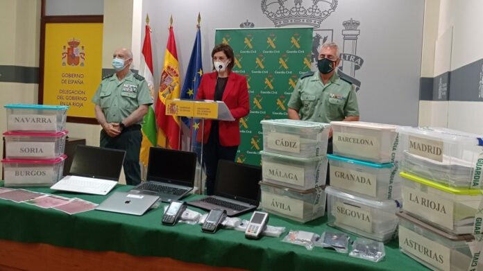 Material intervenido por la Guardia Civil a la red que estafaba con el 