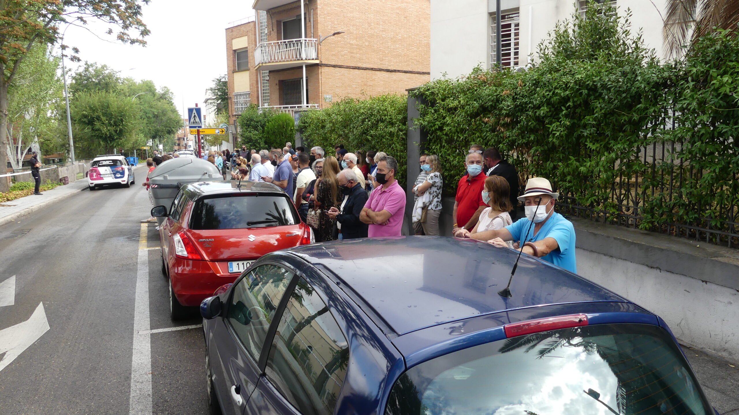 Los curiosos han sido recluidos en la acera más lejana a la entrada del San José, "sin vistas" prácticamente.(Foto: La Crónic@) Los curiosos han sido recluidos en la acera más lejana a la entrada del San José, "sin vistas" prácticamente.(Foto: La Crónic@)