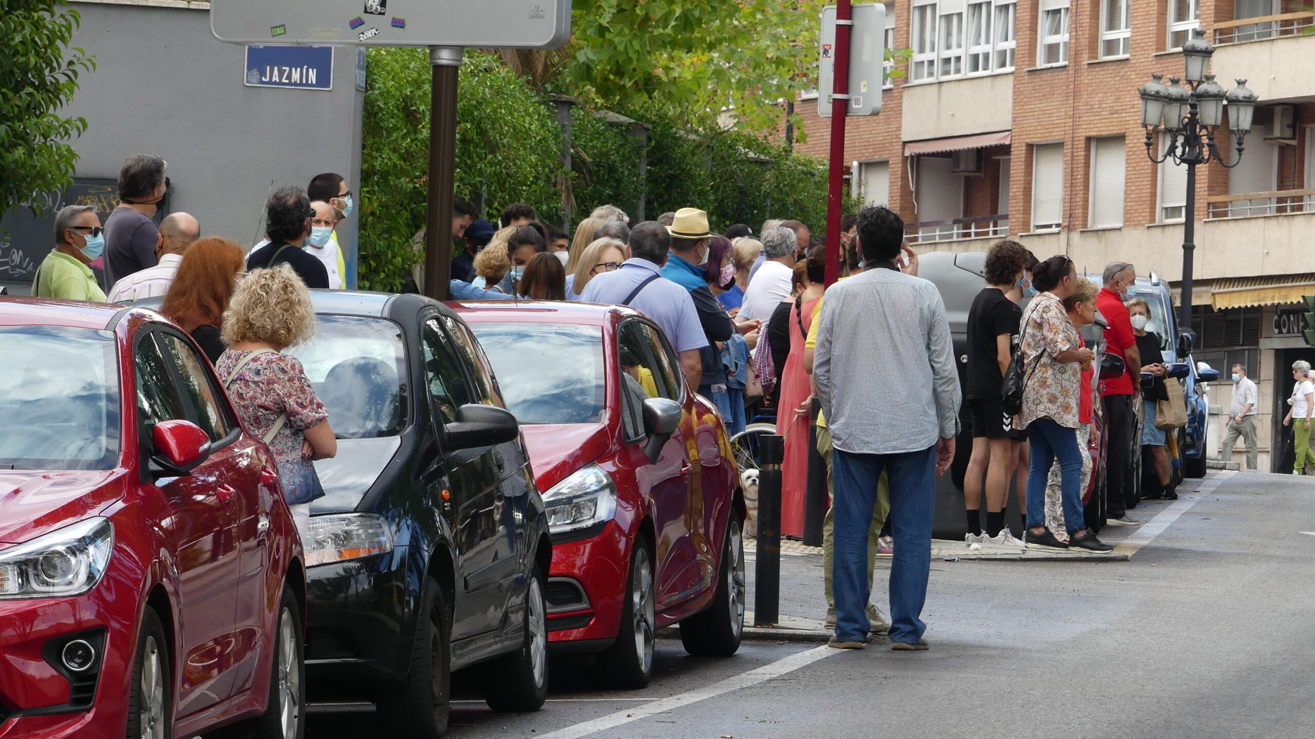 Vecinos de Guadalajara esperando la llegada de Pedro Sánchez, que ha sido recibido con pitos y gritos. (Foto: La Crónic@)