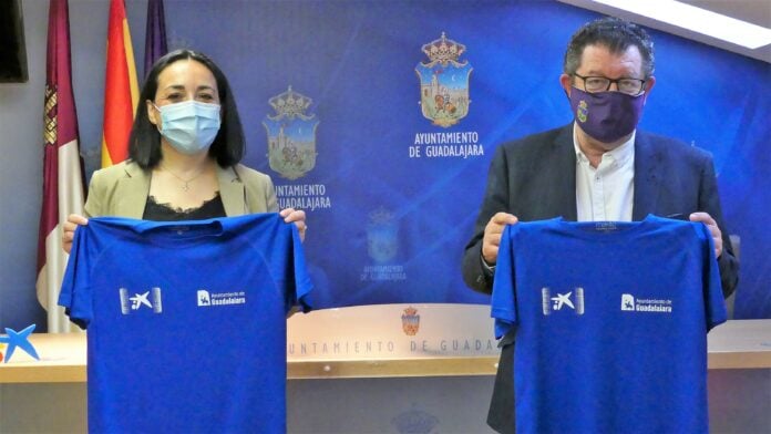 presentacion-dia-de-la-bicicleta-002 El concejal de Deportes, Evaristo Olcina, y la directora de Área de Negocio Guadalajara y Cuenca de CaixaBank, Noelia Pérez.